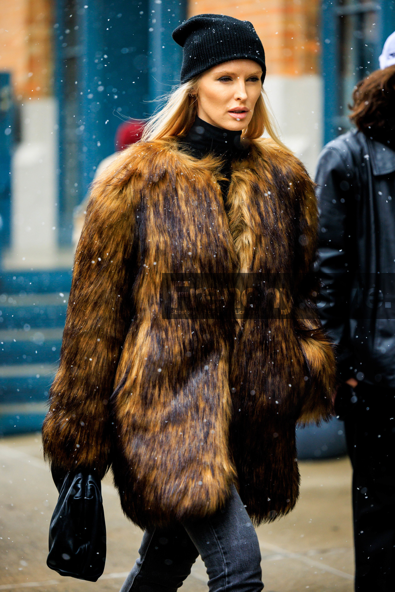 brown furry coat, brown furry jacket, black pouch, leather pouch, furry winter look, black beanie, dark denim pants, black turtleneck, kate davidson hudson, fashion week, frenchystyle, FW, jonathan paciullo, street style, NYFW, NEW YORK, AUTUMN WINTER 2022-2023, FALL WINTER 2022_2023, FW 22-23, vertical, atmosphere details