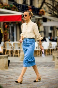 casula chic look, parisian style, denim skirt, midi skirt, chanel slingback, chanel shoes, black sunglasses, cream shirt, street style, jonathan paciullo, FW, frenchystyle, fashion week, AUTUMN WINTER 2022-2023, FALL WINTER 2022_2023, FW 22-23, PFW, PARIS, full length, vertical