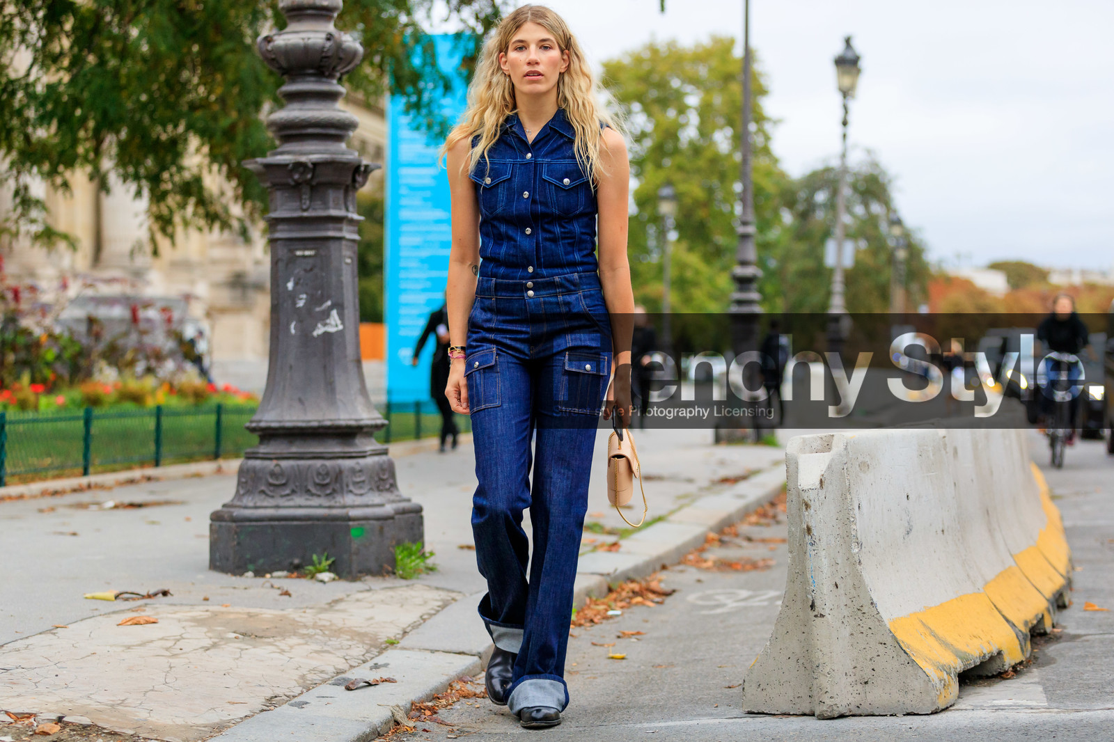 veronika heilbrunner, denim, denim total look, denim shirt, blue jeans, sleeveless shirt, chloe bag, chloe pants, chloe shirt, chloe look, nude leather bag, hand bag, golden chain strap bag, flare jeans, fashion week, frenchystyle, FW, jonathan paciullo, street style, SPRING SUMMER 2020, SS 20, PFW, PARIS, horizontal, atmosphere details, full length