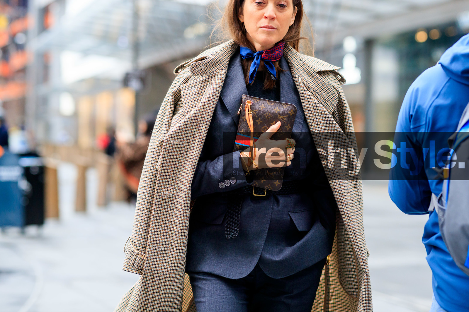emily zak, checked trench coat, beige trench coat, dark grey pants, dark grey jacket, dark grey suits, belted jacket, brown leather clutch, monogrammed clutch, louis vuitton clutch, navy blue scarf, silk scarf, fashion week, frenchystyle, FW, jonathan paciullo, street style, NYFW, NEW YORK, AUTUMN WINTER 2020-2021, FALL WINTER 2020-2021, FW 20-21, horizontal, atmosphere details, detail