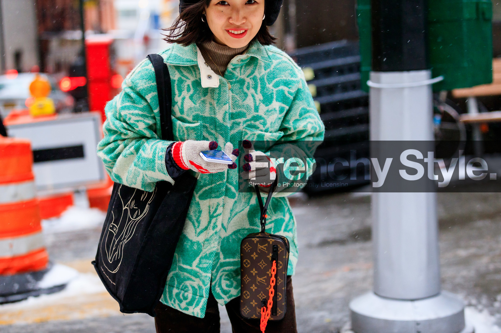 acne studios, beige gloves, black bag, brown bag, floral, flowers, graphic bag, graphic jacket, green jacket, leather bag, louis vuitton, monogram, printed bag, printed jacket, tote bag, street style, jonathan paciullo, frenchystyle, NYFW, NEW YORK, AUTUMN WINTER 2019-2020, AW 19-20, FALL WINTER 2019-2020, FW 19-20, FW, fashion week, atmosphere details, horizontal, detail