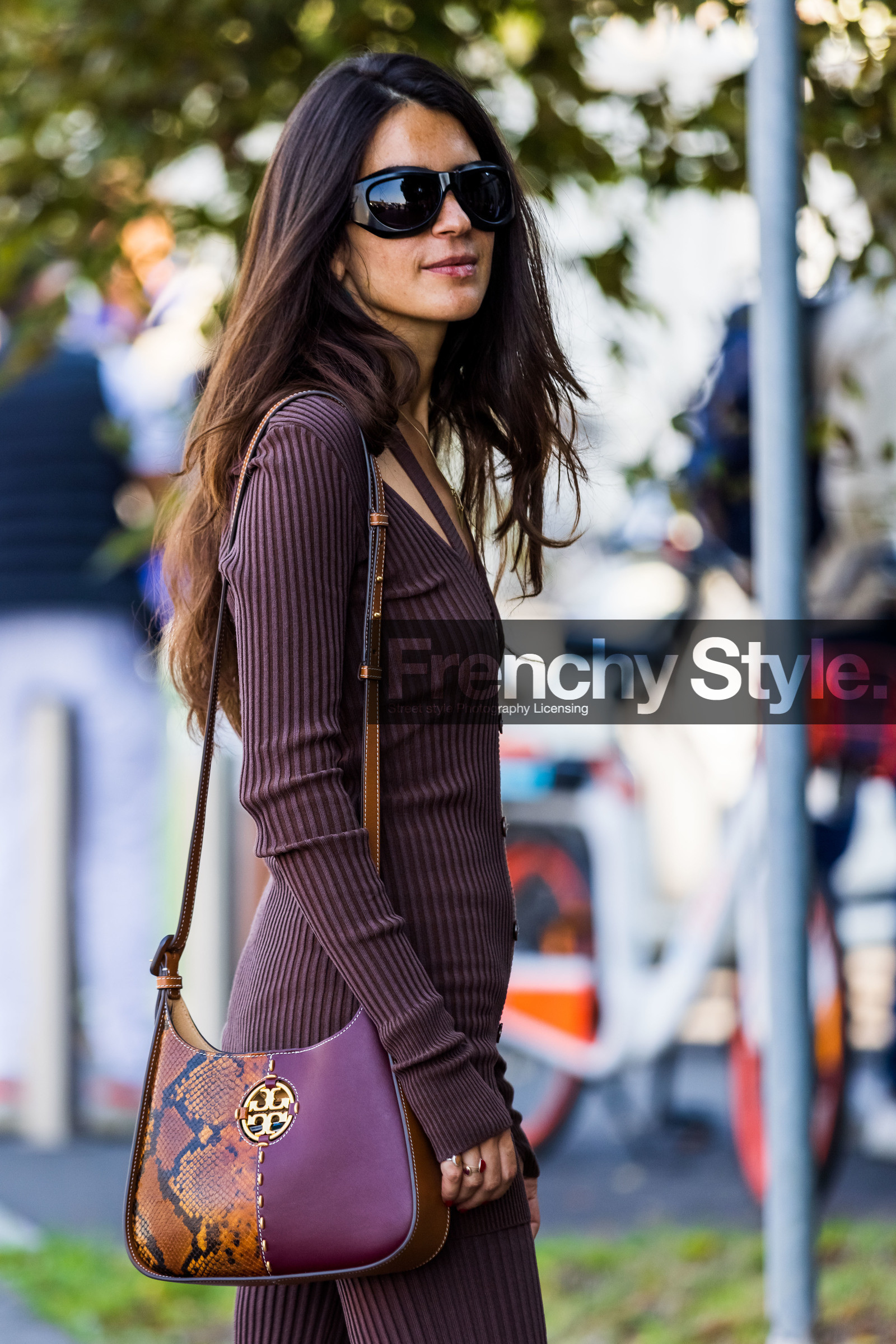 brown cardigan, brown pants, camel bag, Chiara Totire, cut out, green shoes, leather bag, leather shoes, ribbed cardigan, ribbed knit, ribbed pants, sunglasses, twin set, bicolor bag, animal print: tory burch bag, python bag, burgundy bag, fashion week, frenchystyle, FW, jonathan paciullo, street style, SPRING SUMMER 2022, SS 22, MFW, MILAN, vertical, atmosphere details