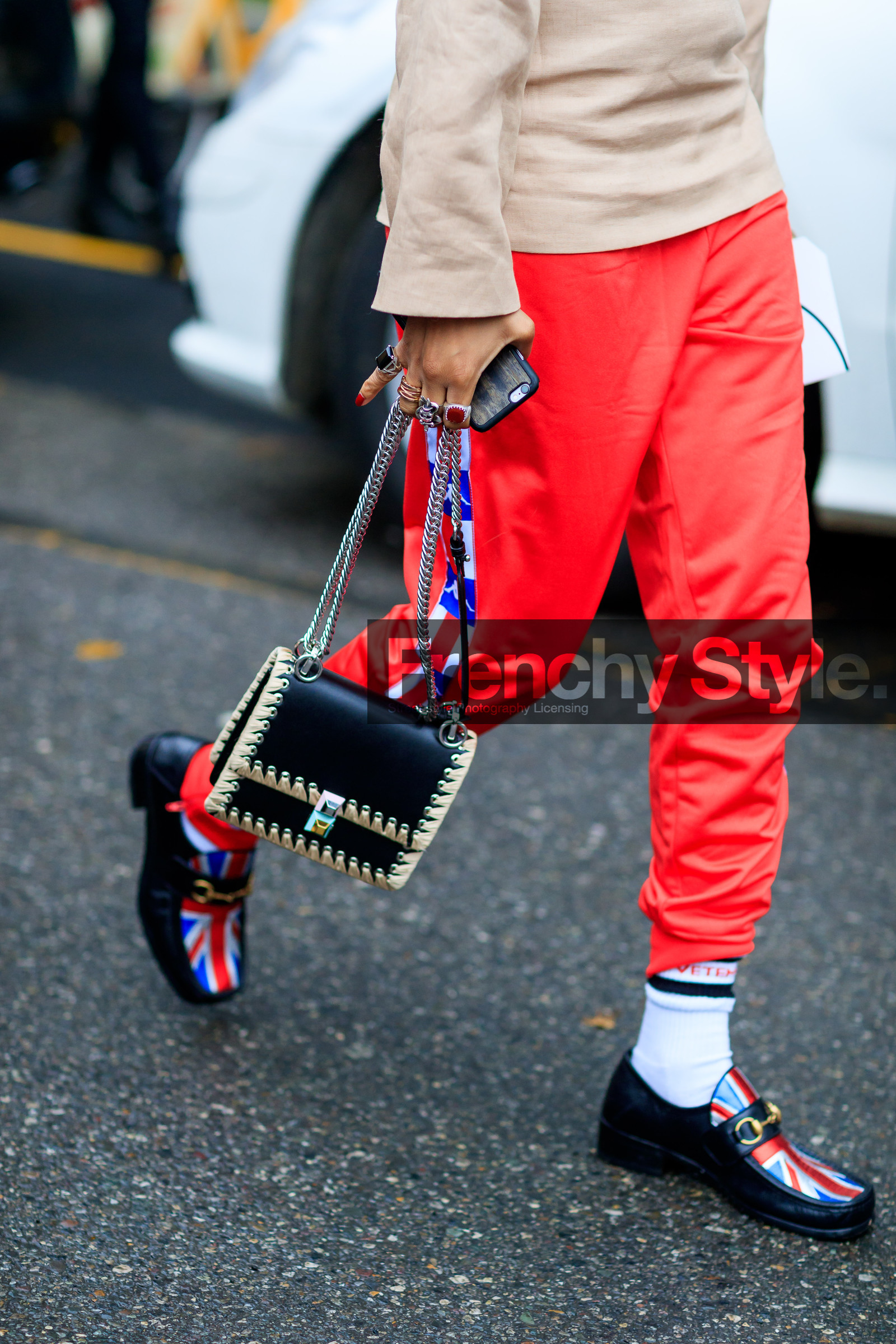 AUTUMN WINTER 2017-2018, AW 17-18, beige top, black bag, black shoes, detail, FALL WINTER 2017-2018, fashion week, frenchystyle, FW, FW 17-18, graphic bag, gucci, jan-michael quammie, jonathan paciullo, leather bag, leather shoes, leather top, MFW, MILAN, red pants, street style, sweatpants, trousers, vertical, vêtements, white socks