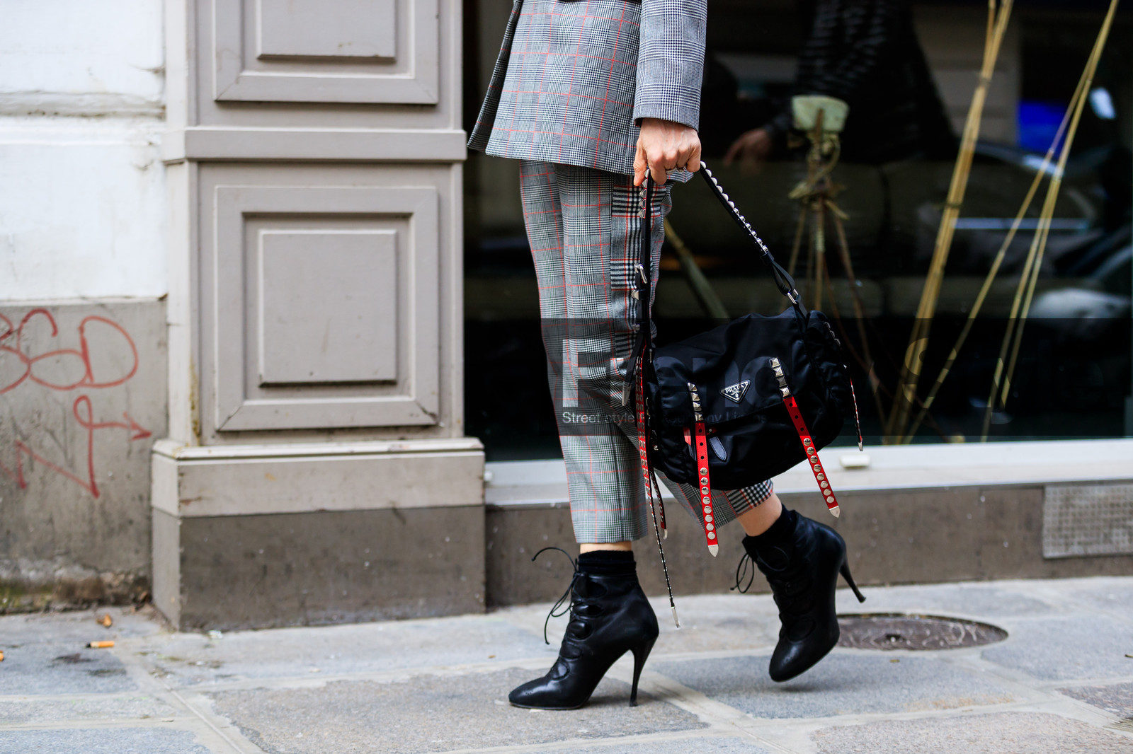 black bag, black shoes, checked, checked suit, graphic jacket, graphic pants, graphic suit, grey jacket, grey pants, grey suit, high heels, leather bag, leather shoes, plaid, prada, printed jacket, printed pants, printed suit, trousers, street style, jonathan paciullo, FW, frenchystyle, fashion week, PFW, PARIS, AUTUMN WINTER 2018-2019, FALL WINTER 2018-2019, FW 18-19, horizontal, atmosphere details, Elizabeth von Guttman