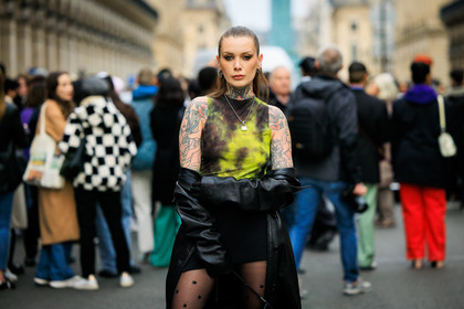 tatoos, tie dye tanktop, loop earrings, pony tail, mini skirt, black jacket, leather jacket, silver necklace, lock pendant necklace, fashion week, frenchystyle, FW, jonathan paciullo, street style, AUTUMN WINTER 2022-2023, FALL WINTER 2022_2023, FW 22-23, PFW, PARIS, horizontal, atmosphere details, detail