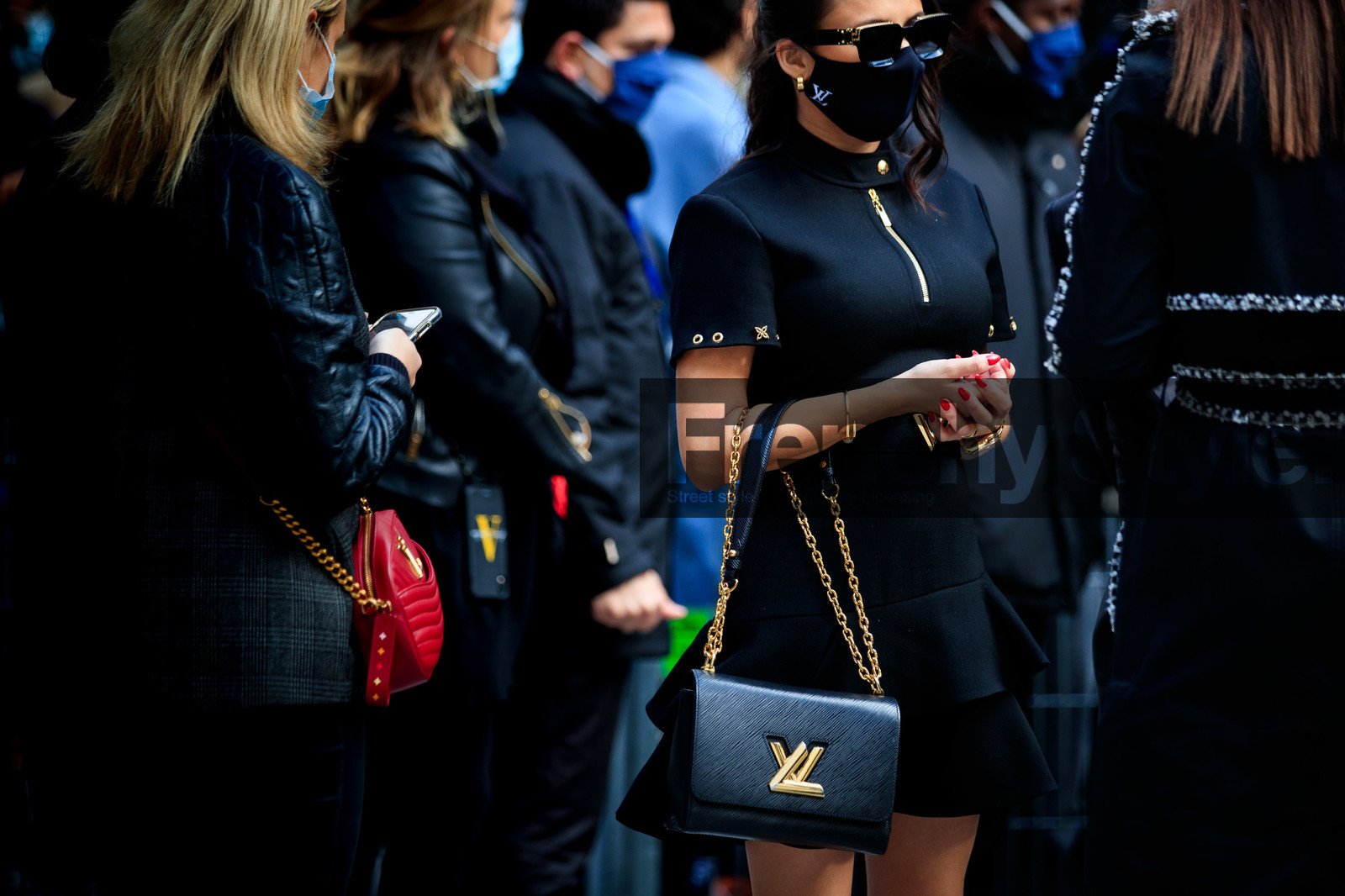 black dress, black leather bag, black sunglasses, ruffle dress, short sleeves dress, golden chain strap bag, zipped dress, louis vuitton bag, louis vuitton dress, louis vuitton sunglasses, technical fabric dress, covid face mask, PARIS, PFW, fashion week, frenchystyle, FW, jonathan paciullo, street style, SPRING SUMMER 2021, SS 21, horizontal, atmosphere details, detail
