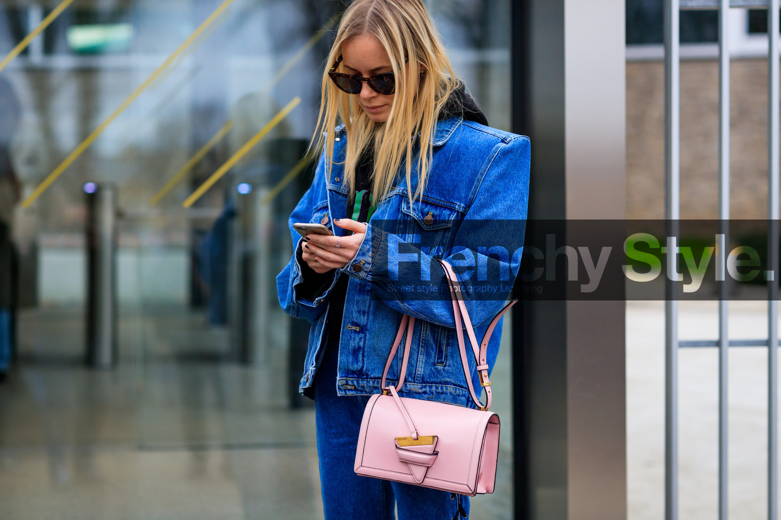 atmosphere details, AUTUMN WINTER 2017-2018, AW 17-18, blue denim, denim jacket, denim pants, detail, FALL WINTER 2017-2018, fashion week, frenchystyle, FW, FW 17-18, horizontal, jeans, jonathan paciullo, leather bag, loewe, PARIS, PFW, pink bag, street style, sunglasses, trousers