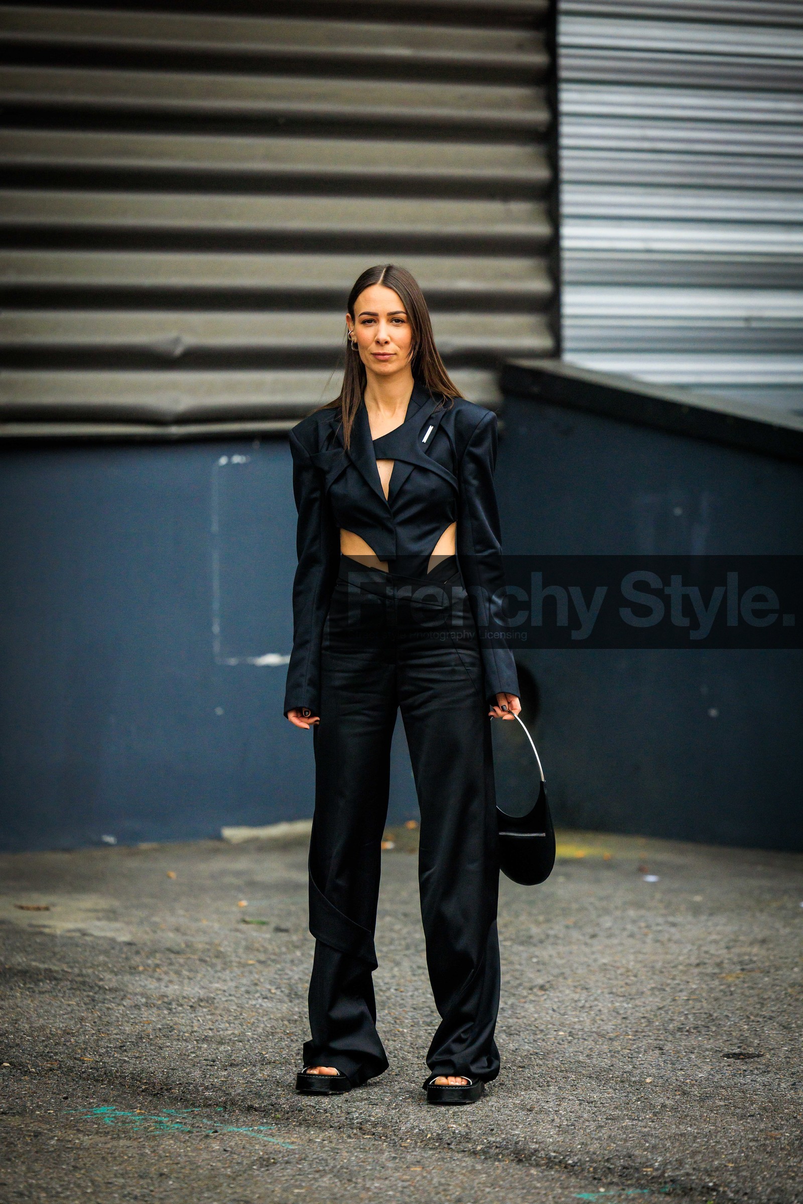 assymetric suit, black suit, cut out suit, black sandals, black handbag, coperni, alice & j.s, alice barbier, street style, jonathan paciullo, FW, frenchystyle, fashion week, AUTUMN WINTER 2022-2023, FALL WINTER 2022_2023, FW 22-23, PFW, PARIS, full length, vertical