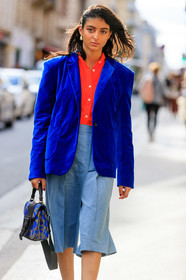 blue jacket, velvet jacket, red shirt, light blue jeans, light blue bermuda shorts, denim, cropped jeans, cropped pants, blue leather bag, black leather bag, printed bag, hand bag, big buckle bag, PARIS, PFW, SPRING SUMMER 2020, SS 20, fashion week, frenchystyle, FW, jonathan paciullo, street style, vertical, atmosphere details, detail