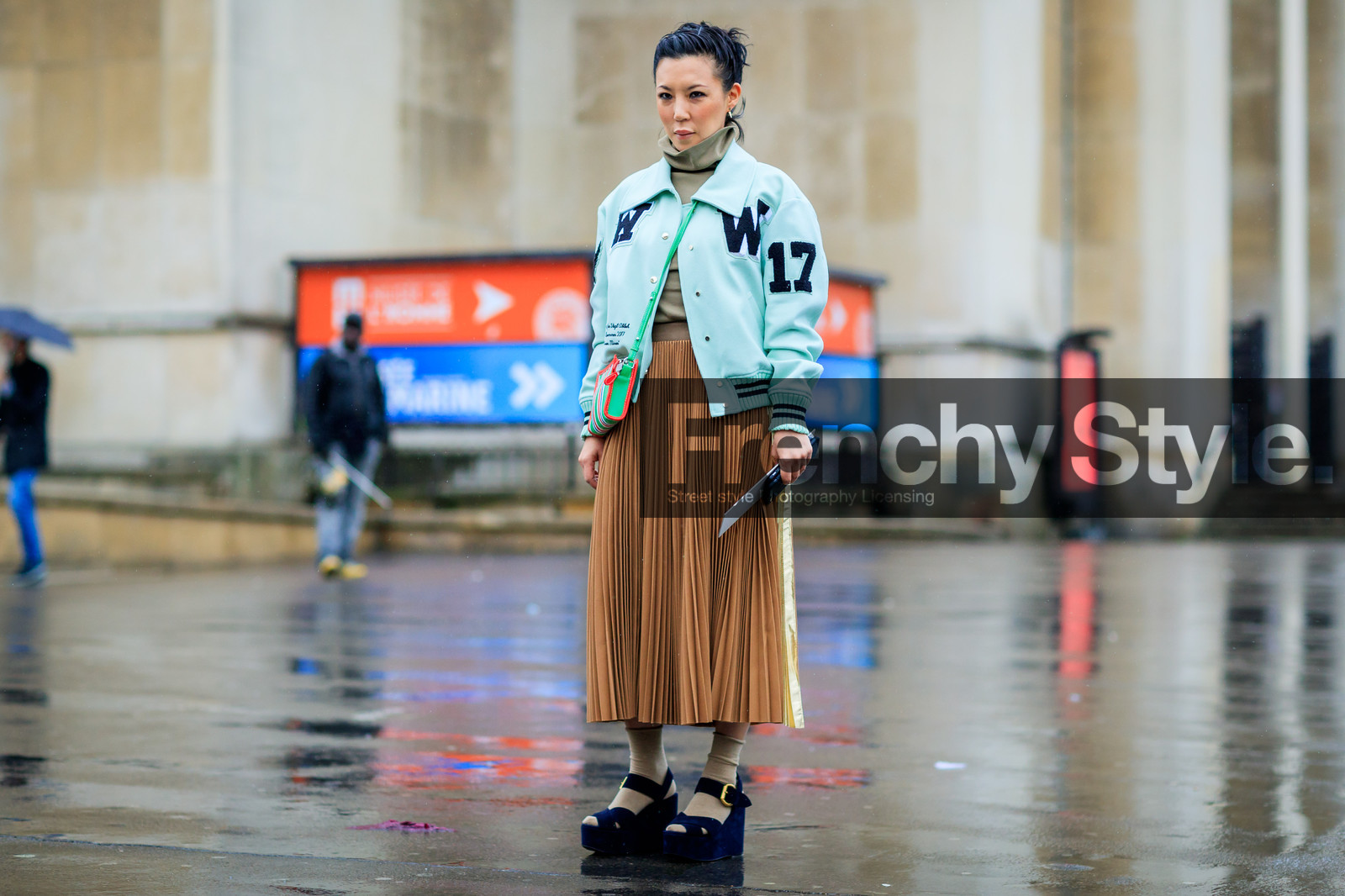 atmosphere details, AUTUMN WINTER 2017-2018, AW 17-18, balenciaga, beige skirt, black shoes, blue shoes, FALL WINTER 2017-2018, fashion week, frenchystyle, full length, FW, FW 17-18, graphic bag, green bag, green jacket, high heels, horizontal, jonathan paciullo, leather bag, leather shoes, PARIS, PFW, pleated skirt, printed bag, printed jacket, street style, striped bag, teddy jacket