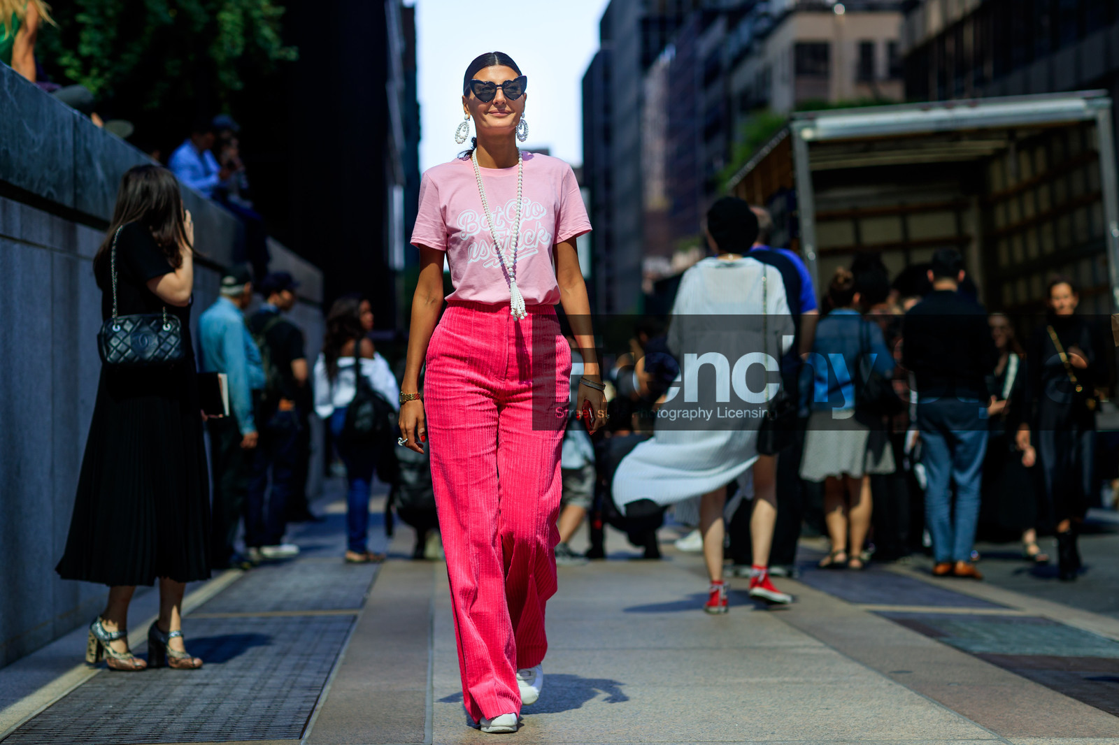 atmosphere details, corduroy, fashion week, frenchystyle, full length, fun sunglasses, FW, giovanna battaglia, horizontal, jonathan paciullo, leather bag, leather shoes, NEW YORK, NYFW, pink bag, pink pants, pink t shirt, printed t shirt, SPRING SUMMER 2018, SS 18, street style, sunglasses, trousers