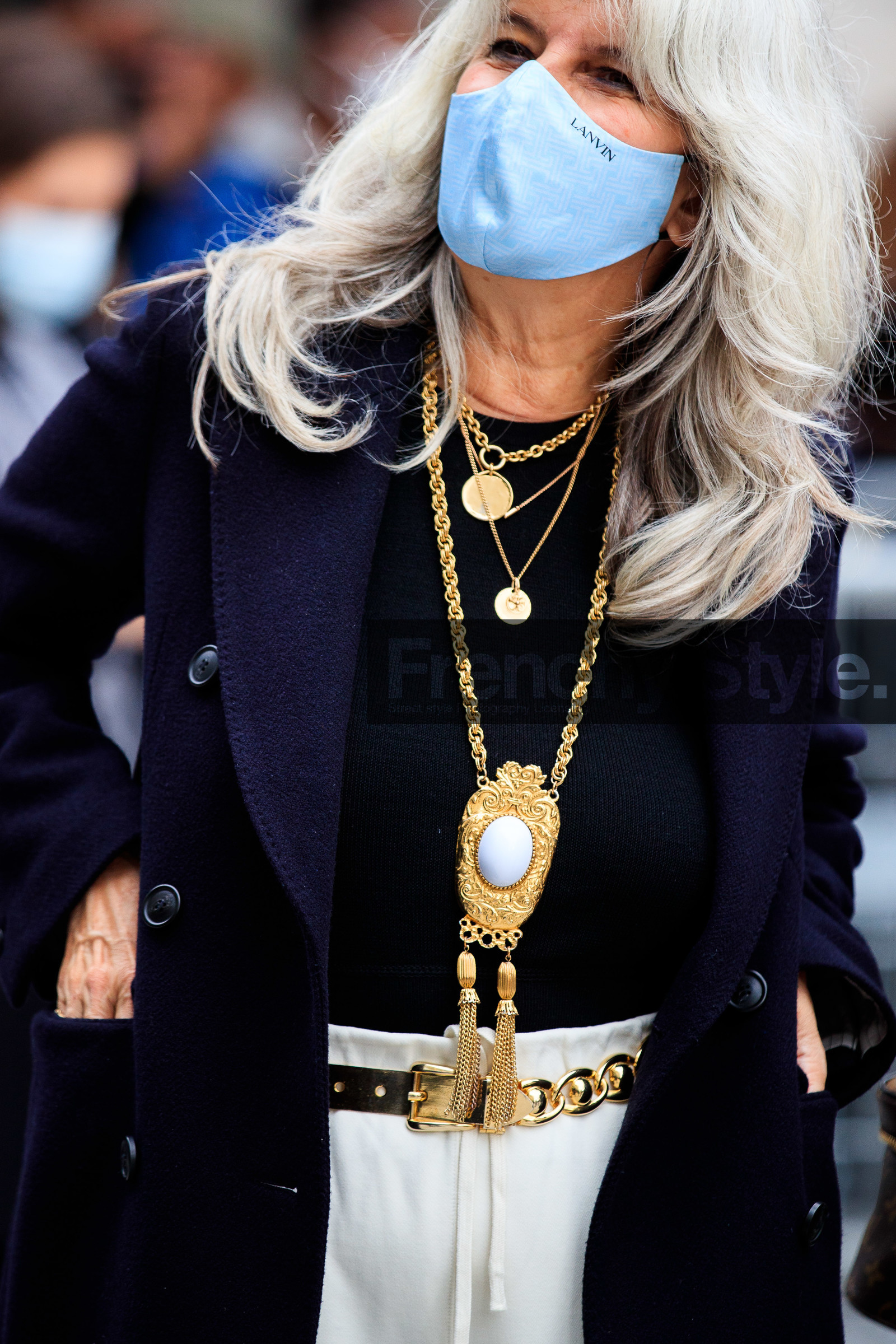 sophie fontanel, navy blue coat, navy blue pullover, golden necklace, multi necklace, big chain necklace, long necklace, golden belt, chain belt, metalic belt, jewel close up, necklace details, close up detail, goossens necklace, PARIS, PFW, fashion week, frenchystyle, FW, jonathan paciullo, street style, SPRING SUMMER 2021, SS 21, vertical, atmosphere details, detail