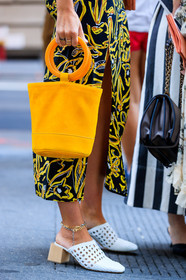 atmosphere details, bracelet, céline, detail, fashion week, frenchystyle, FW, high heels, jonathan paciullo, leather bag, leather shoes, lisa aiken, long dress, NEW YORK, NYFW, orange bag, printed dress, SPRING SUMMER 2018, SS 18, street style, vertical, white shoes, yellow dress