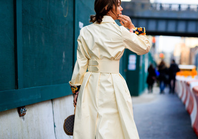 brown bag, floral, flowers, graphic bag, louis vuitton, monogram, printed bag, trench coat, white coat, street style, jonathan paciullo, FW, frenchystyle, fashion week, NYFW, NEW YORK, AUTUMN WINTER 2018-2019, AW 18-19, FALL WINTER 2018-2019, FW 18-19, atmosphere details, horizontal, detail, kim cam, kim jones