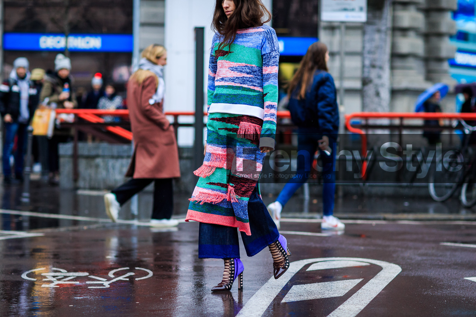 atmosphere details, AUTUMN WINTER 2016-2017, AW 16-17, blue denim, brown boots, denim pants, detail, embroidered dress, erika boldrin, FALL WINTER 2016-2017, fashion week, frenchystyle, FW, FW 16-17, graphic dress, green, high heels, horizontal, jeans, jonathan paciullo, knit dress, leather boots, leather shoes, LFW, LONDON, MENSWEAR, pink, printed dress, red, salmon, street style, trousers, turquoise, white
