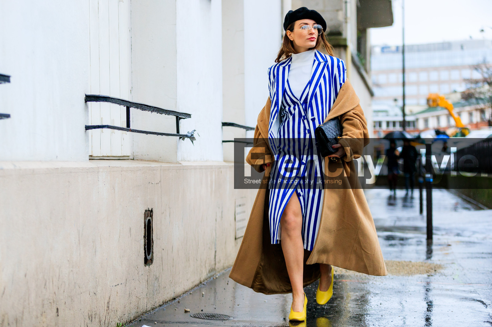 atmosphere details, AUTUMN WINTER 2017-2018, AW 17-18, beret, black bag, black hat, blazer, blue dress, camel coat, chanel handbag, detail, FALL WINTER 2017-2018, fashion week, frenchystyle, FW, FW 17-18, graphic dress, graphic jacket, high heels, horizontal, jonathan paciullo, leather bag, leather shoes, off the shoulder, PARIS, PFW, printed dress, printed jacket, street style, striped dress, striped jacket, stripes, yellow shoes