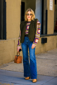 wideleg blue jeans, wideleg pants, kaki sleveless veste, knitted multicolor jumper, knits, knitwear, camel bottines, camel bucket bag, rayban sunglasses, 70S look, fashion week, frenchystyle, FW, jonathan paciullo, street style, NYFW, NEW YORK, AUTUMN WINTER 2022-2023, FALL WINTER 2022_2023, FW 22-23, vertical, full length