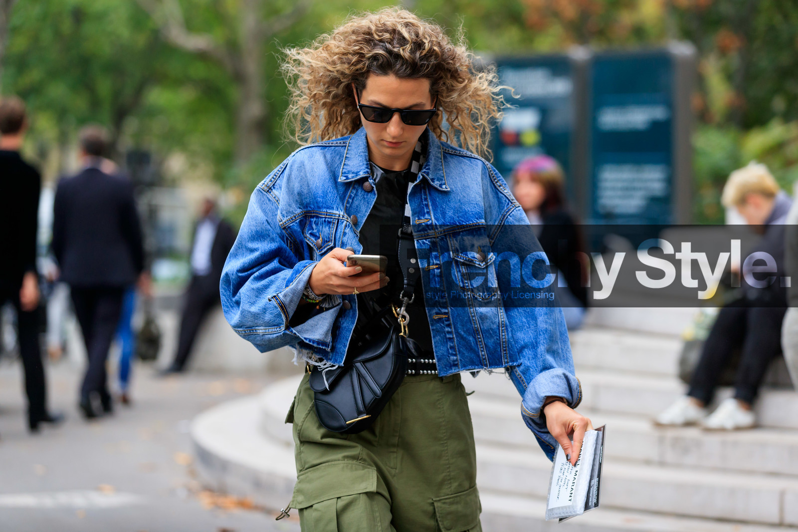 denim, denim jacket, cropped jacket, kaki pants, multi pocket pants, safari pants, dior bag, dior saddle bag, black leather bag, crossbody bag, fashion week, frenchystyle, FW, jonathan paciullo, street style, SPRING SUMMER 2020, SS 20, PFW, PARIS, horizontal, atmosphere details, detail