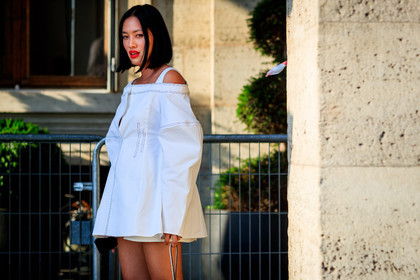 beige bag, leather bagred lips, white dress, fashion week, frenchystyle, FW, jonathan paciullo, street style, PFW, PARIS, atmosphere details, horizontal, detail, AUTUMN WINTER 2018-2019, FALL WINTER 2018-2019, FW 18-19, Tiffany Hsu