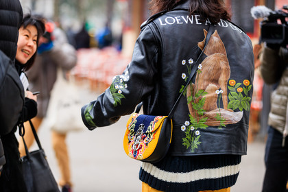 animal print, black jacket, black perfecto, embroideries, floral, flowers, graphic bag, graphic jacket, leather bag, leather jacket, leather perfecto, loewe, printed bag, printed jacket, yellow bag, fashion week, frenchystyle, FW, jonathan paciullo, street style, PFW, PARIS, AUTUMN WINTER 2018-2019, FALL WINTER 2018-2019, FW 18-19, horizontal, atmosphere details