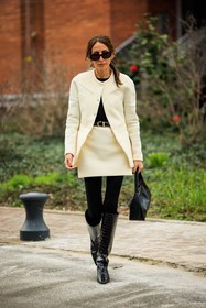 croco boots, black sunglasses, black tights, mini skirt, white skirt, black belt, white jacket, black handbag, leather bag, coperni, chloe loulou de saison, street style, jonathan paciullo, FW, frenchystyle, fashion week, AUTUMN WINTER 2022-2023, FALL WINTER 2022_2023, FW 22-23, PFW, PARIS, full length, vertical
