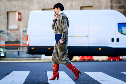atmosphere details, AUTUMN WINTER 2017-2018, AW 17-18, beige jacket, beige skirt, checked skirt, FALL WINTER 2017-2018, fashion week, frenchystyle, full length, FW, FW 17-18, gingham, graphic jacket, high heels, horizontal, jonathan paciullo, leather shoes, MFW, MILAN, plaid, printed jacket, printed skirt, red boots, street style