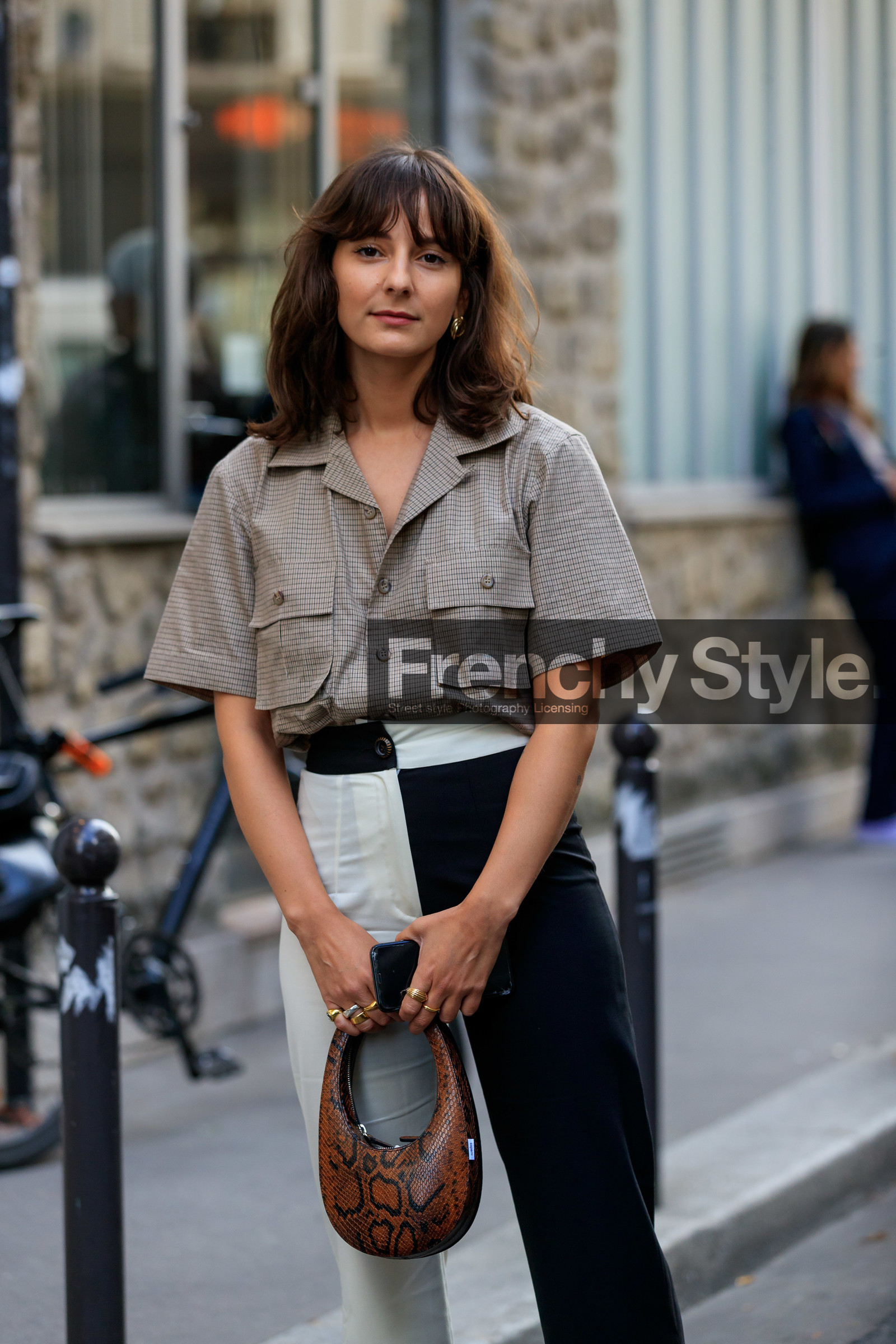 alyssa coscarelli, short sleeves shirt, checked shirt, beige shirt, white pants, black pants, flare pants, bicolor pants, brown leather bag, animal skin bag, PARIS, PFW, SPRING SUMMER 2020, SS 20, fashion week, frenchystyle, FW, jonathan paciullo, street style, vertical, atmosphere details, detail