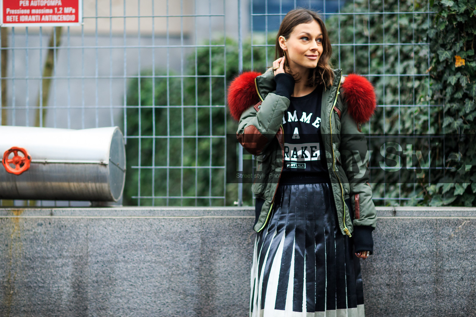 atmosphere details, AUTUMN WINTER 2016-2017, AW 16-17, black skirt, black t shirt, detail, FALL WINTER 2016-2017, fashion week, frenchystyle, fur collar, FW, FW 16-17, green jacket, horizontal, jonathan paciullo, kaki jacket, LFW, LONDON, MENSWEAR, message, pleated skirt, printed t shirt, red fur, street style, white skirt