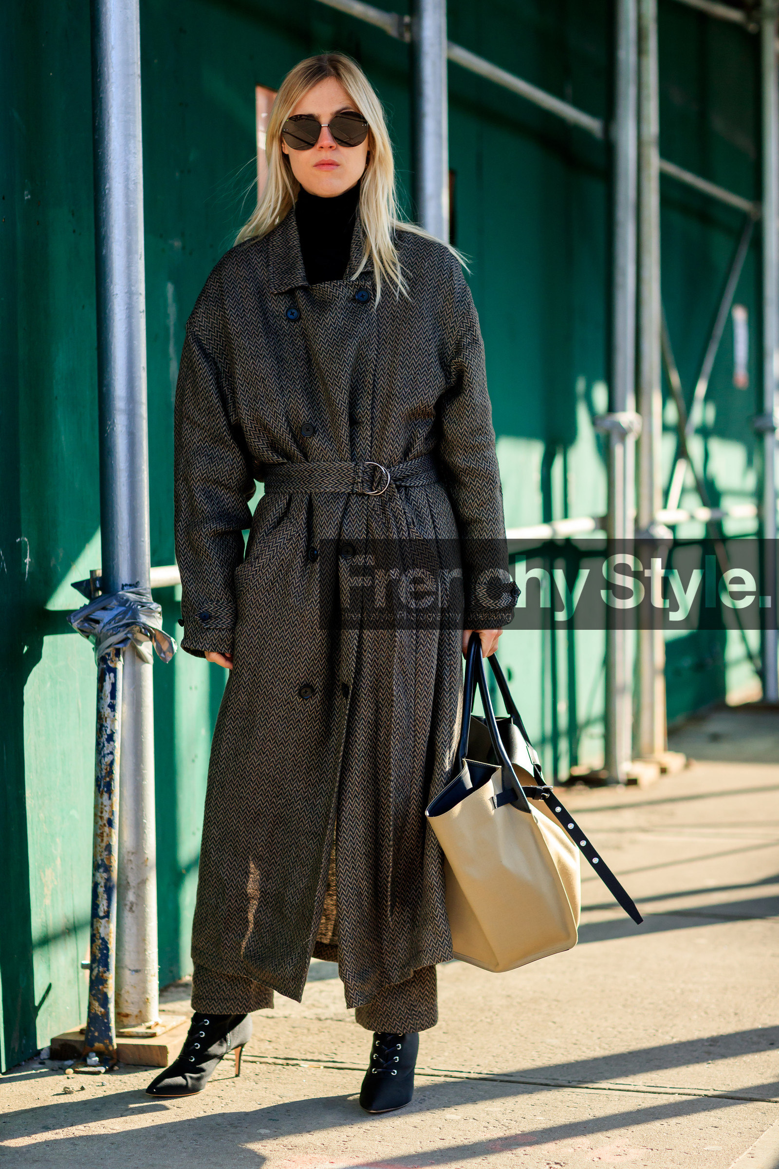 beige bag, black shoes, grey coat, high heels, leather bag, leather shoes, sunglasses, street style, jonathan paciullo, FW, frenchystyle, fashion week, NYFW, NEW YORK, AUTUMN WINTER 2018-2019, AW 18-19, FALL WINTER 2018-2019, FW 18-19, vertical, full length, linda tol