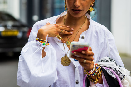 Selma Kaci, details, white, bracelet, jewelry, necklace, fashion week, frenchystyle, FW, jonathan paciullo, street style, SPRING SUMMER 2022, SS 22, LFW, LONDON, horizontal, atmosphere details, detail