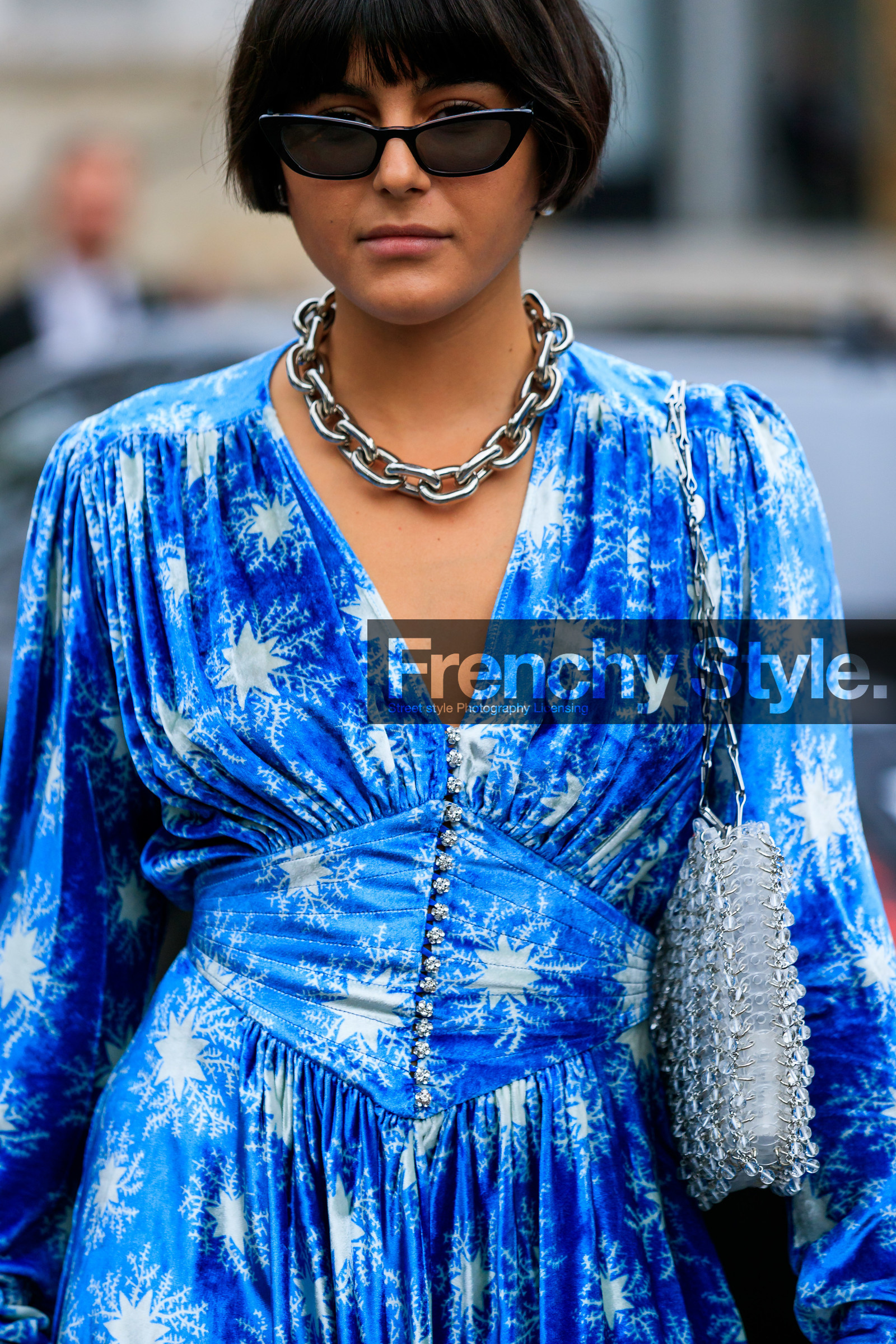 maria bernad, floral printed dress, light blue dress, velvet dress, big chain necklace, silvered necklace, button dress, strassed dress, low necked dress, long sleeves dress, drape dress, paco rabanne dress, paco rabanne necklace, paco rabanne bag, shoulder bag, sheer bag, plastic bag, butterfly sunglasses, corset dress, fashion week, frenchystyle, FW, jonathan paciullo, street style, SPRING SUMMER 2020, SS 20, PFW, PARIS, vertical, atmosphere details, detail