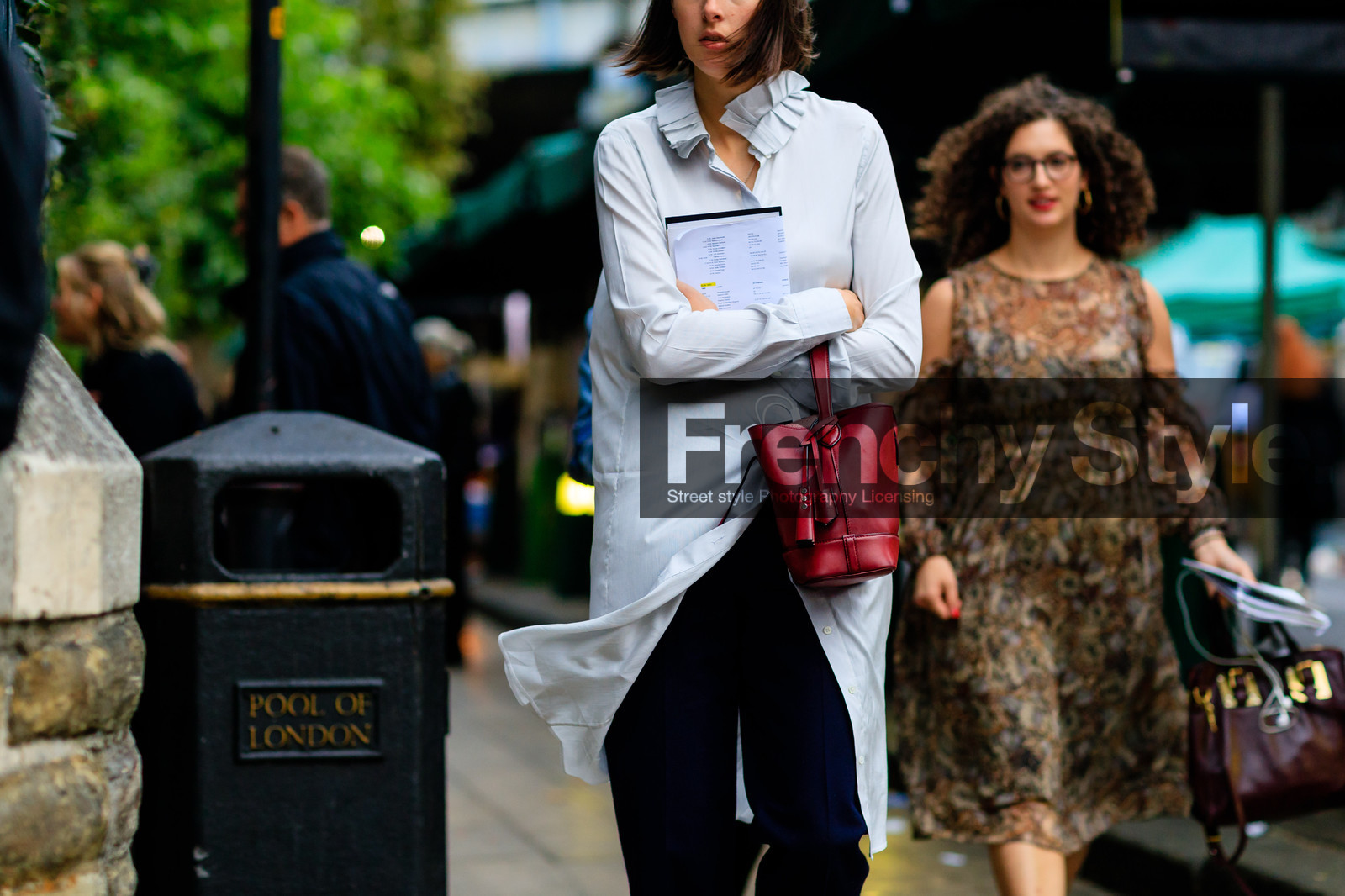 atmosphere details, black pants, detail, fashion week, frenchystyle, FW, horizontal, jonathan paciullo, leather bag, LFW, LONDON, long shirt, red bag, SPRING SUMMER 2017, SS 17, street style, trousers, white shirt, woman
