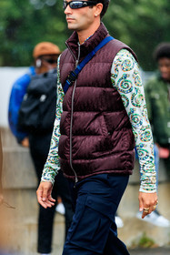 dior coat, dior total look, dior top, dior jacket, burgundy coat, burgundy down jacket, sleeveless coat, sleeveless down jacket, monogrammed coat, monogrammed down jacket, logo printed coat, logo printed down jacket, printed top, green top, animal print top, mirror sunglasses, futurist shape sunglasses, quilted coat, neon green top, beige top, fashion week, frenchystyle, FW, jonathan paciullo, street style, PFW, PARIS, SPRING SUMMER 2022, SS 22, vertical, atmosphere details, detail