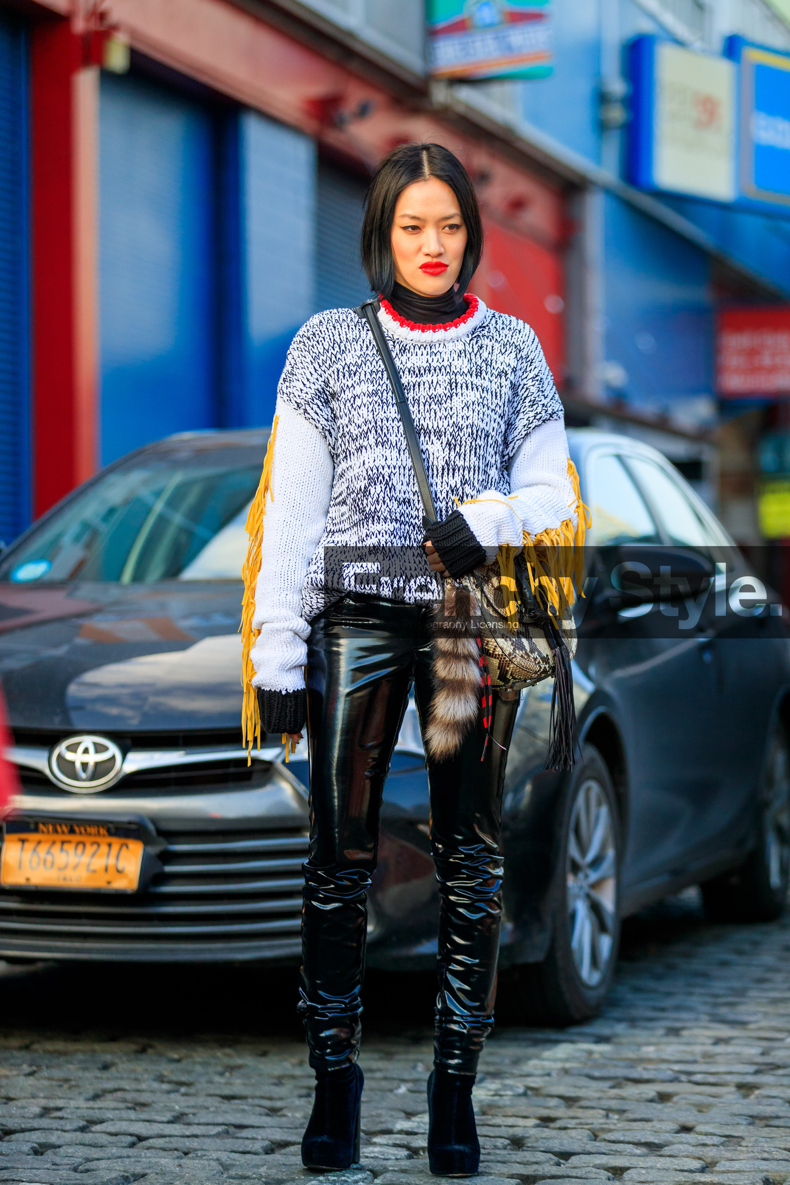 AUTUMN WINTER 2017-2018, AW 17-18, black pants, black shoes, brown bag, FALL WINTER 2017-2018, fashion week, frenchystyle, fringes, full length, FW, FW 17-18, grey sweater, high heels, jonathan paciullo, leather bag, leather pants, leather shoes, NEW YORK, NYFW, red lips, snake print, street style, Tiffany Hsu, trousers, varnished leather, vertical