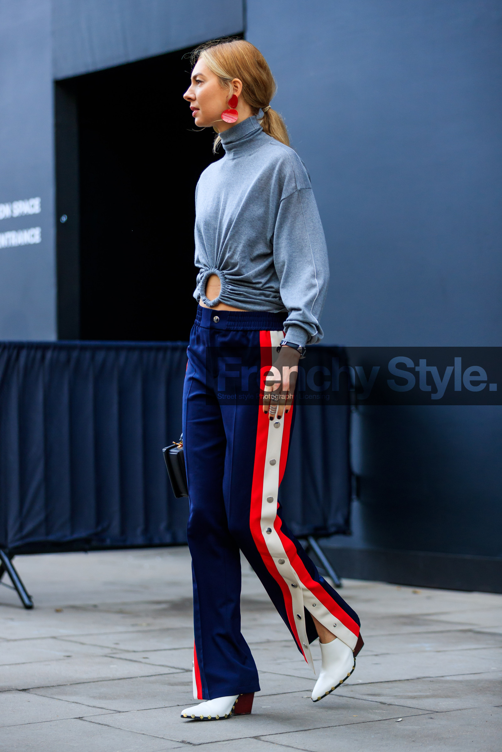 AUTUMN WINTER 2017-2018, AW 17-18, black bag, blue pants, earrings, FALL WINTER 2017-2018, fashion week, frenchystyle, full length, FW, FW 17-18, graphic sweater, grey sweater, jonathan paciullo, leather bag, leather shoes, LFW, LONDON, roberta benteler, sportswear, street style, sweatpants, trousers, turtleneck sweater, vertical, white shoes