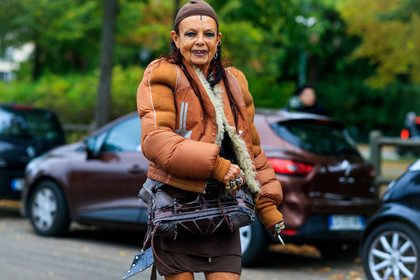 michele lamy, rick owens coat, camel coat, camel down jacket, fur coat, brown skirt, mini skirt, multi rings, golden rings, silvered ring, brown leather bag, crossbody bag, used bag, patchwork bag, hair details, fashion week, frenchystyle, FW, jonathan paciullo, street style, SPRING SUMMER 2020, SS 20, PFW, PARIS, horizontal, atmosphere details, detail