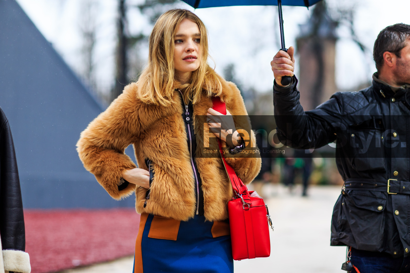 atmosphere details, AUTUMN WINTER 2016-2017, AW 16-17, brown fur, brown jacket, detail, FALL WINTER 2016-2017, fashion week, frenchystyle, fur jacket, FW, FW 16-17, horizontal, jonathan paciullo, leather bag, louis vuitton, model, natalia vodianova, PARIS, PFW, red bag, street style