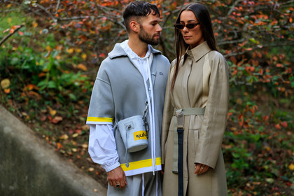 alice & j.s, alice barbier, JS roques, lacoste jacket, lacoste pullover, lacoste total look, lacoste coat, lacoste trenchcoat, lacoste pants, light grey jacket, light grey pullover, light grey pants, white shirt, raincoat, beige leather trench coat, belted trench coat, crossbody bag, bucket bag, light grey leather bag, louis vuitton bag, monogrammed bag, futurist shape sunglasses, small sunglasses, yellow hoodie, yellow jacket, yellow sweatshirt, PARIS, PFW, SPRING SUMMER 2020, SS 20, fashion week, frenchystyle, FW, jonathan paciullo, street style, horizontal, atmosphere details, detail