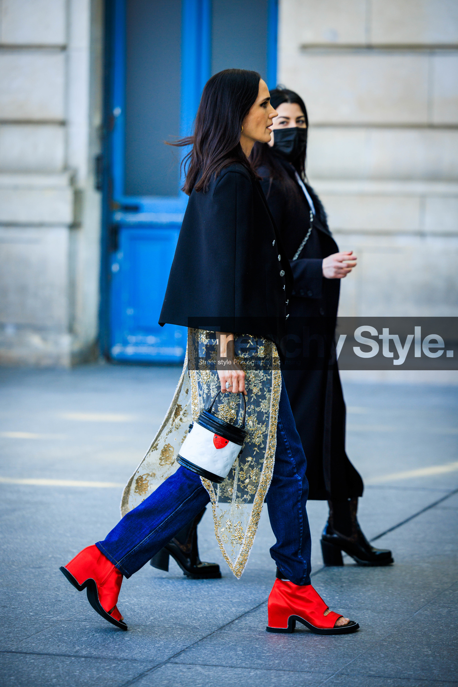 black jacket, blue jeans, red sandals, red heels, bucket bag, white bag, golden shirt, long shirt, street style, jonathan paciullo, FW, frenchystyle, fashion week, AUTUMN WINTER 2022-2023, FALL WINTER 2022_2023, FW 22-23, PFW, PARIS, full length, vertical