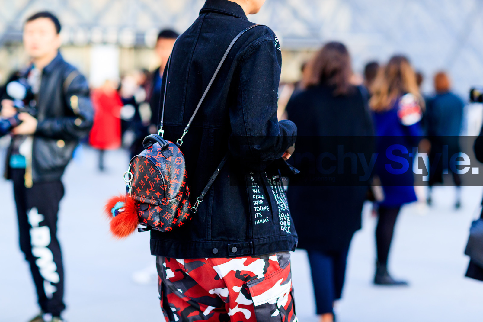 atmosphere details, AUTUMN WINTER 2017-2018, AW 17-18, back detail, black bag, black denim, black jacket, camo pants, camouflage, denim jacket, detail, FALL WINTER 2017-2018, fashion week, frenchystyle, FW, FW 17-18, graphic jacket, horizontal, jonathan paciullo, leather backpack, leather bag, louis vuitton, monogram, PARIS, PFW, printed bag, printed jacket, printed pants, red pants, street style, trousers