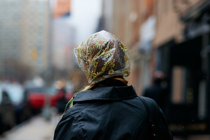 model, hanne gaby odiele, floral printed scarf, back details, hair scarf, sheer scarf, plastic scarf, fashion week, frenchystyle, FW, jonathan paciullo, street style, NYFW, NEW YORK, AUTUMN WINTER 2020-2021, FALL WINTER 2020-2021, FW 20-21, horizontal, atmosphere details, detail