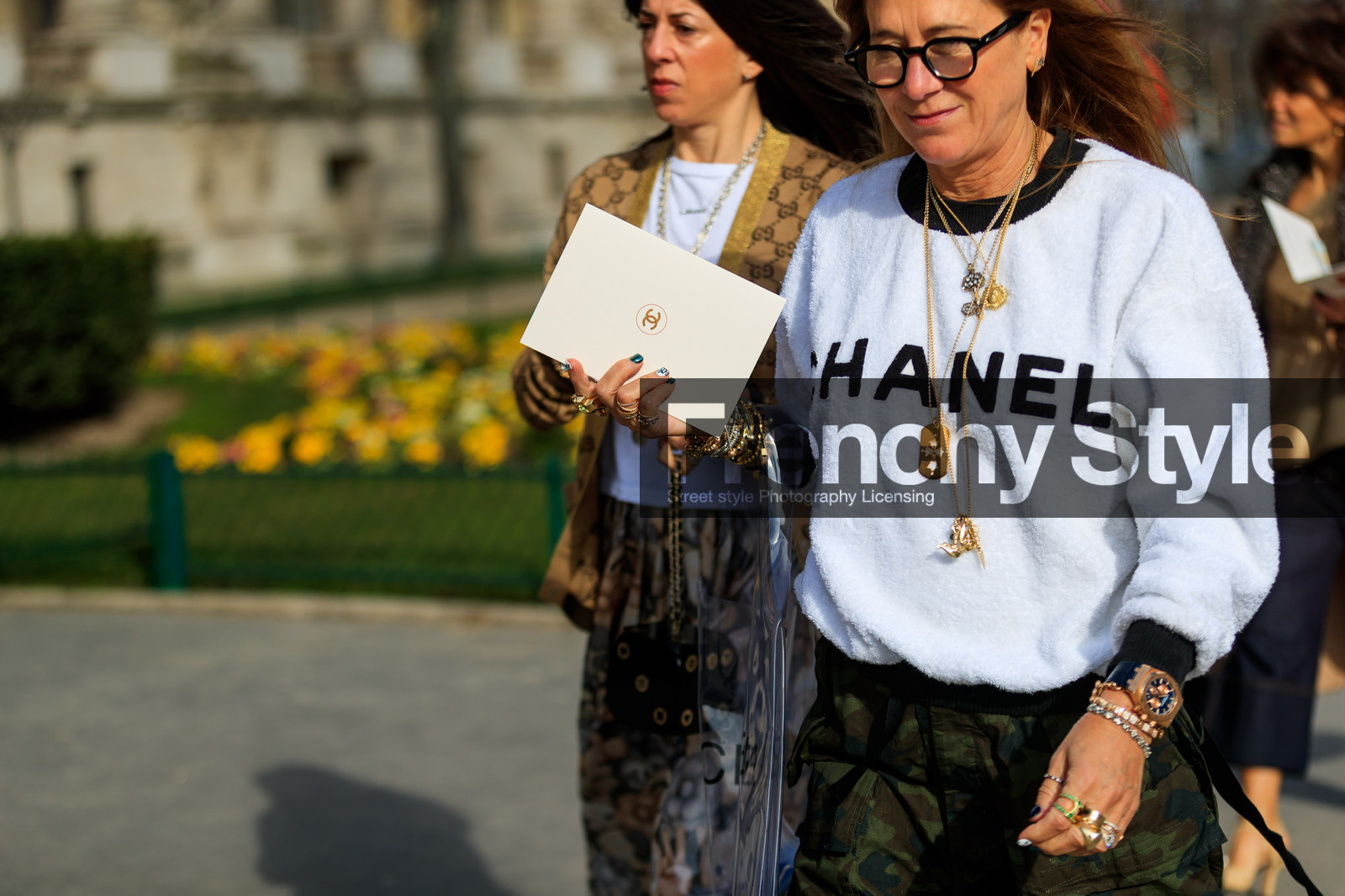 camo pants, camouflage, chanel, golden jewelry, green pants, necklace, printed pants, printed sweater, rings, sunglasses, watch, white sweater, street style, jonathan paciullo, FW, frenchystyle, fashion week, PFW, PARIS, AUTUMN WINTER 2018-2019, FALL WINTER 2018-2019, FW 18-19, horizontal, atmosphere details