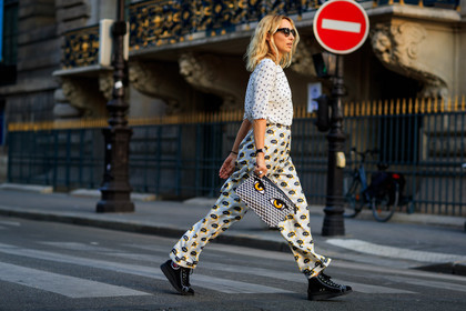 black shoes, black sneakers, checked bag, graphic bag, graphic pants, graphic shirt, leather bag, leather shoes, miu miu, pierre hardy, printed bag, printed pants, printed shirt, sunglasses, trousers, white pants, white shirt, fashion week, frenchystyle, FW, jonathan paciullo, street style, PFW, PARIS, atmosphere details, horizontal, full length, AUTUMN WINTER 2018-2019, FALL WINTER 2018-2019, FW 18-19, alexandra golovanoff