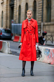 model, red trench coat, red polish trench coat, polish trench coat, vinyl trenchcoat, belted trench coat, light grey pullover, turtleneck pullover, square shape earrings, golden earrings, black leather boots, black tights, low boots, grey leather bag, fashion week, frenchystyle, FW, jonathan paciullo, street style, PFW, PARIS, vertical, full length