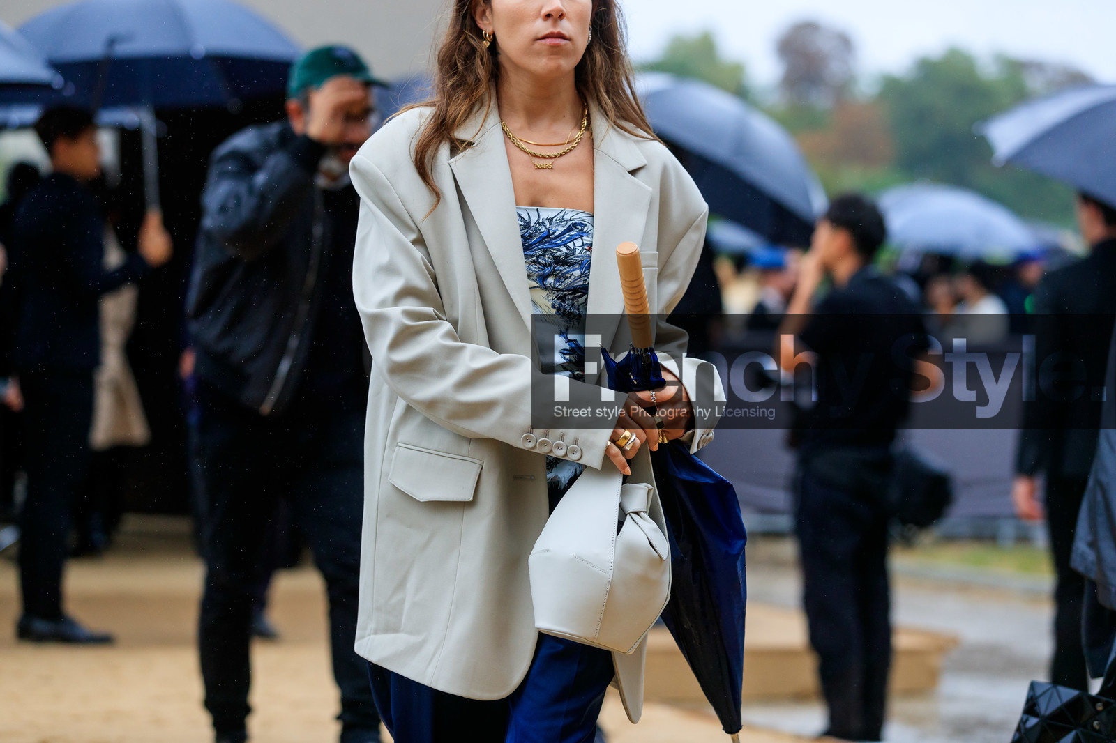 close up detail, white jacket, white leather bag, oversize jacket, hand bag, bucket bag, multi necklace, golden necklace, letters necklace, silk top, printed top, blue top, fashion week, frenchystyle, FW, jonathan paciullo, street style, SPRING SUMMER 2020, SS 20, PFW, PARIS, horizontal, atmosphere details, detail