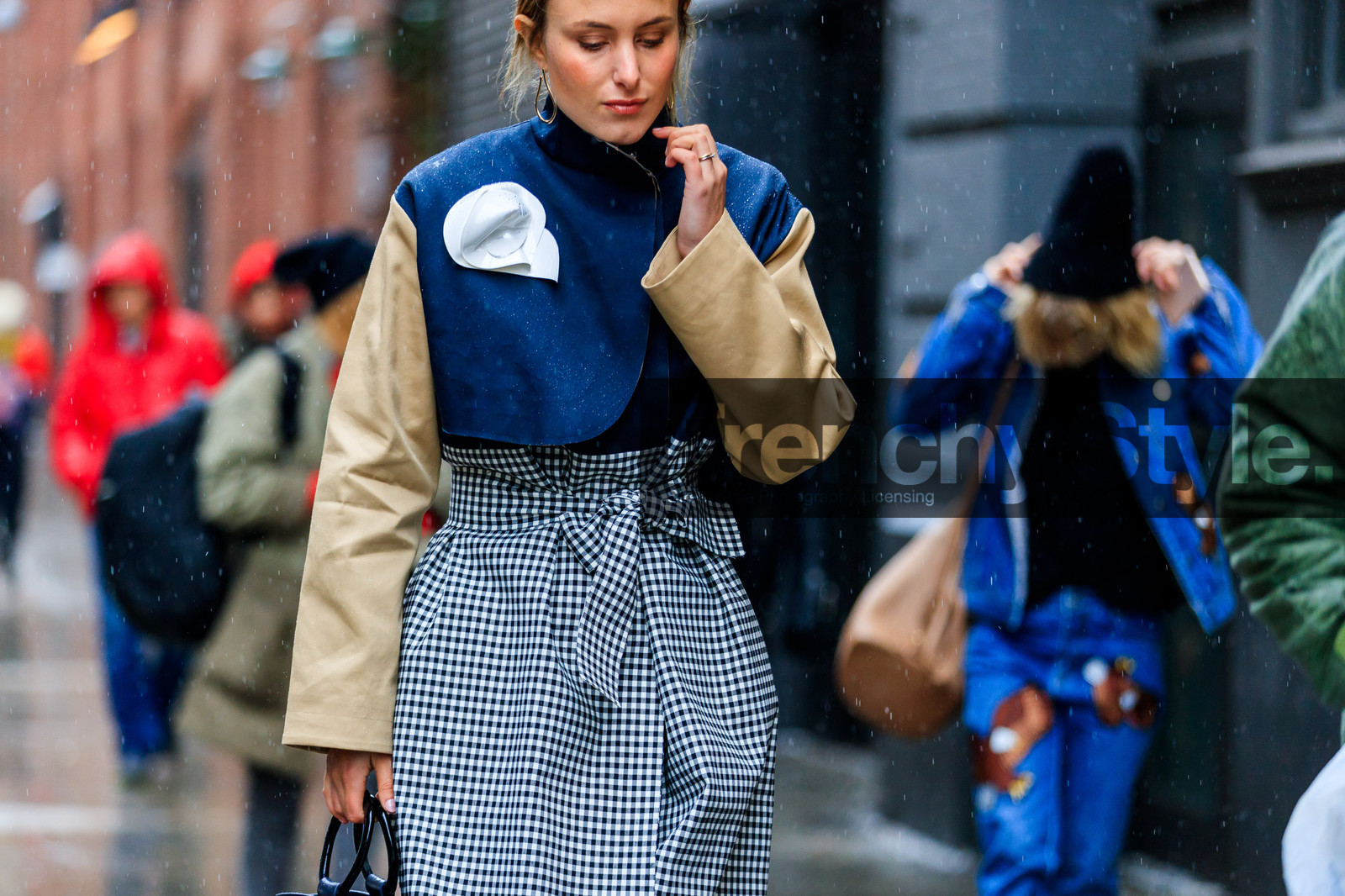 atmosphere details, AUTUMN WINTER 2017-2018, AW 17-18, black and white, brooch, detail, FALL WINTER 2017-2018, fashion week, flower, frenchystyle, FW, FW 17-18, geometric, gingham, graphic skirt, horizontal, jonathan paciullo, navy shirt, NEW YORK, NYFW, printed skirt, street style