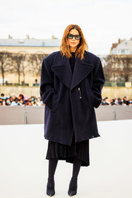 full black look, black total look, black coat, oversized coat, black sunglasses, ginger har, black skirt, black heeled boots, Christine Centenera, fashion week, frenchystyle, FW, jonathan paciullo, street style, AUTUMN WINTER 2022-2023, FALL WINTER 2022_2023, FW 22-23, PFW, PARIS, vertical, full length