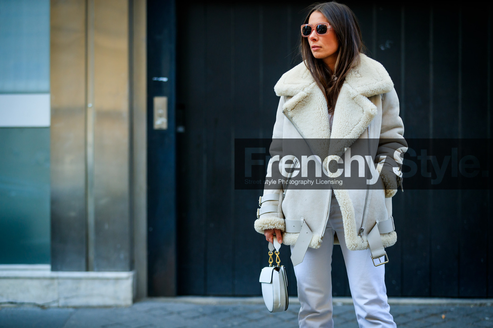 leather bag, shearling, sunglasses, tone on tone, total look white, trousers, white bag, white coat, white fur, white jacket, white pants, street style, jonathan paciullo, FW, frenchystyle, fashion week, PFW, PARIS, AUTUMN WINTER 2018-2019, FALL WINTER 2018-2019, FW 18-19, horizontal, atmosphere details, alice & j.s