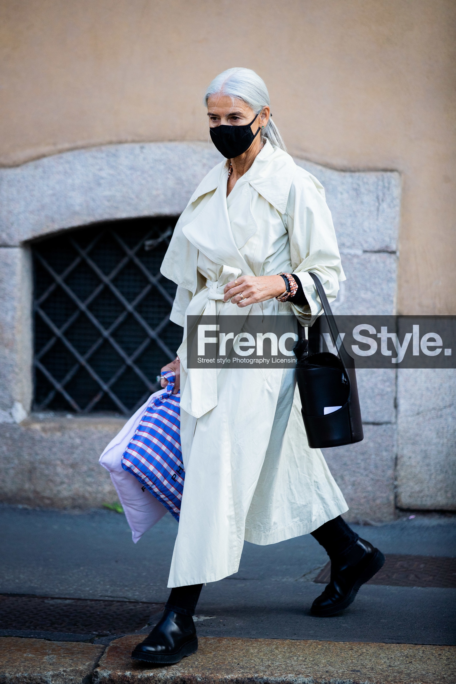 light beige trench coat, white trench coat, belted trench coat, black leather boots, flat boots, chelsea boots, black leather bag, bucket bag, golden ring, cartier ring, covid face mask, street style, jonathan paciullo, FW, frenchystyle, fashion week, MFW, MILAN, SPRING SUMMER 2021, SS 21, vertical, full length