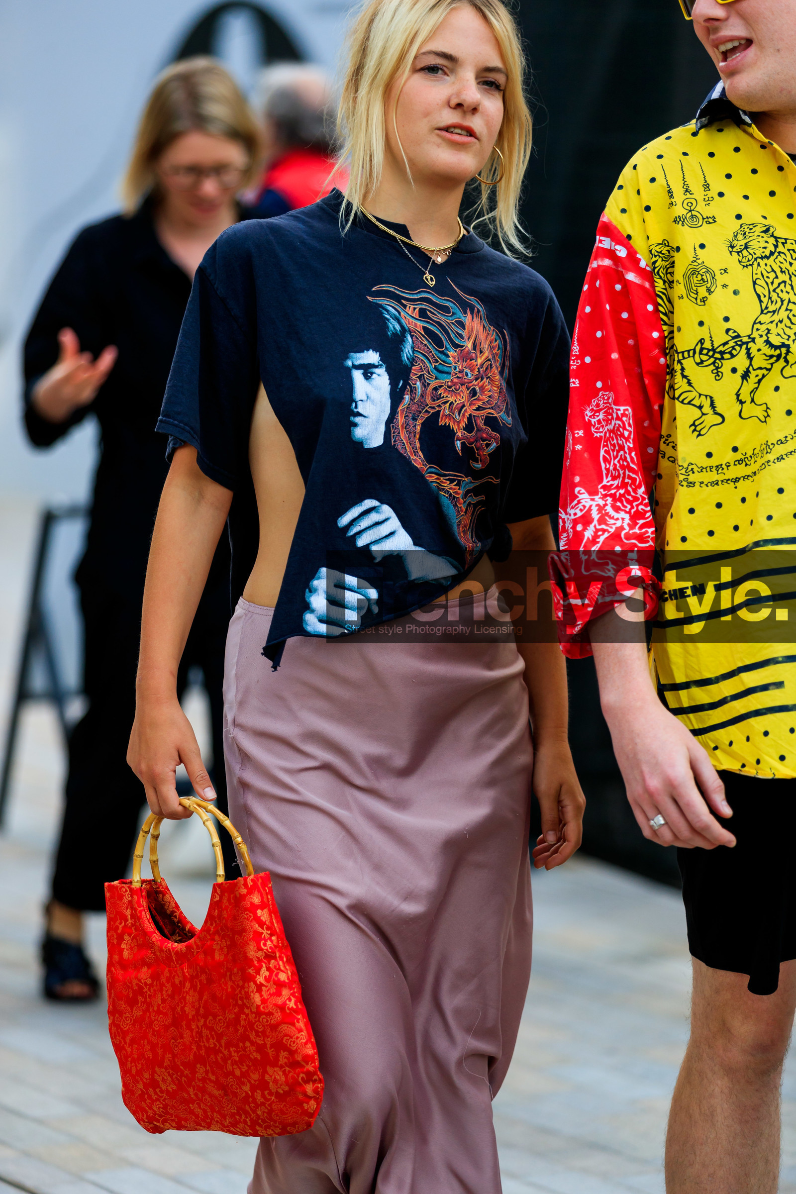 used t-shirt, black t-shirt, printed t-shirt, pink skirt, silk skirt, satin skirt, mid long skirt, chinese printed t-shirt, red bag, satin bag, wood strap bag, fashion week, frenchystyle, FW, jonathan paciullo, street style, vertical, detail, atmosphere details